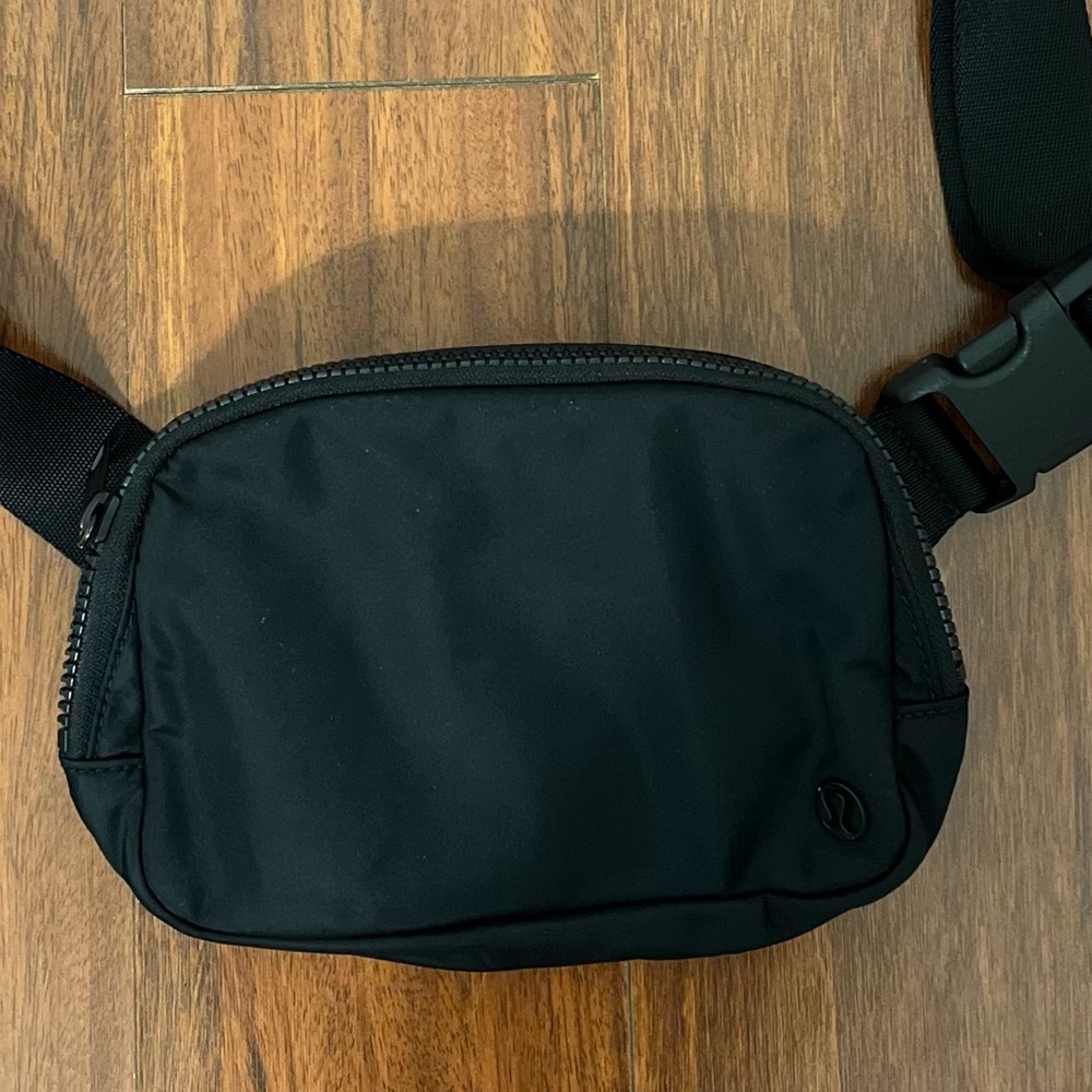 Lululemon Everywhere Belt Bag - Black